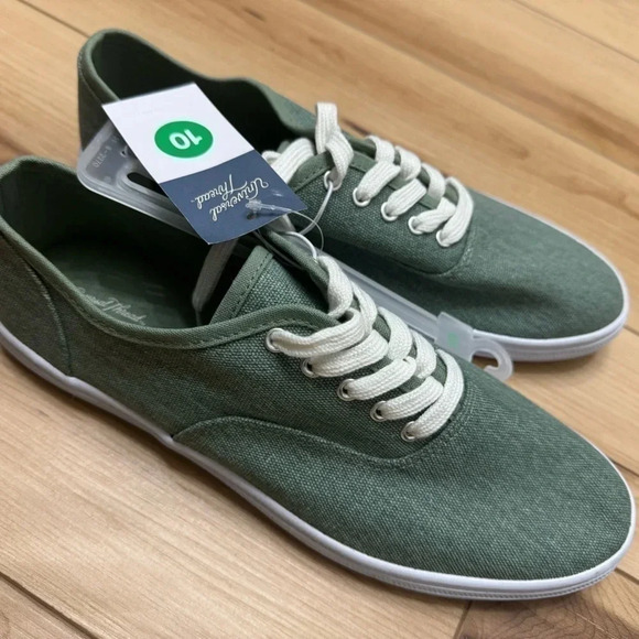 Universal Threads Breen/Lunea Women's Canvas Lace-Up Sneakers - Picture 1 of 4